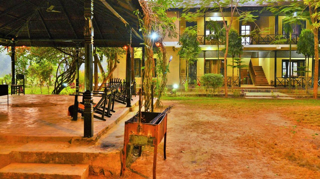 Hotel Parkside & Swimming Pool-Between Greenery And Azure ,Your Perfect Retreat Chitwan Exteriör bild
