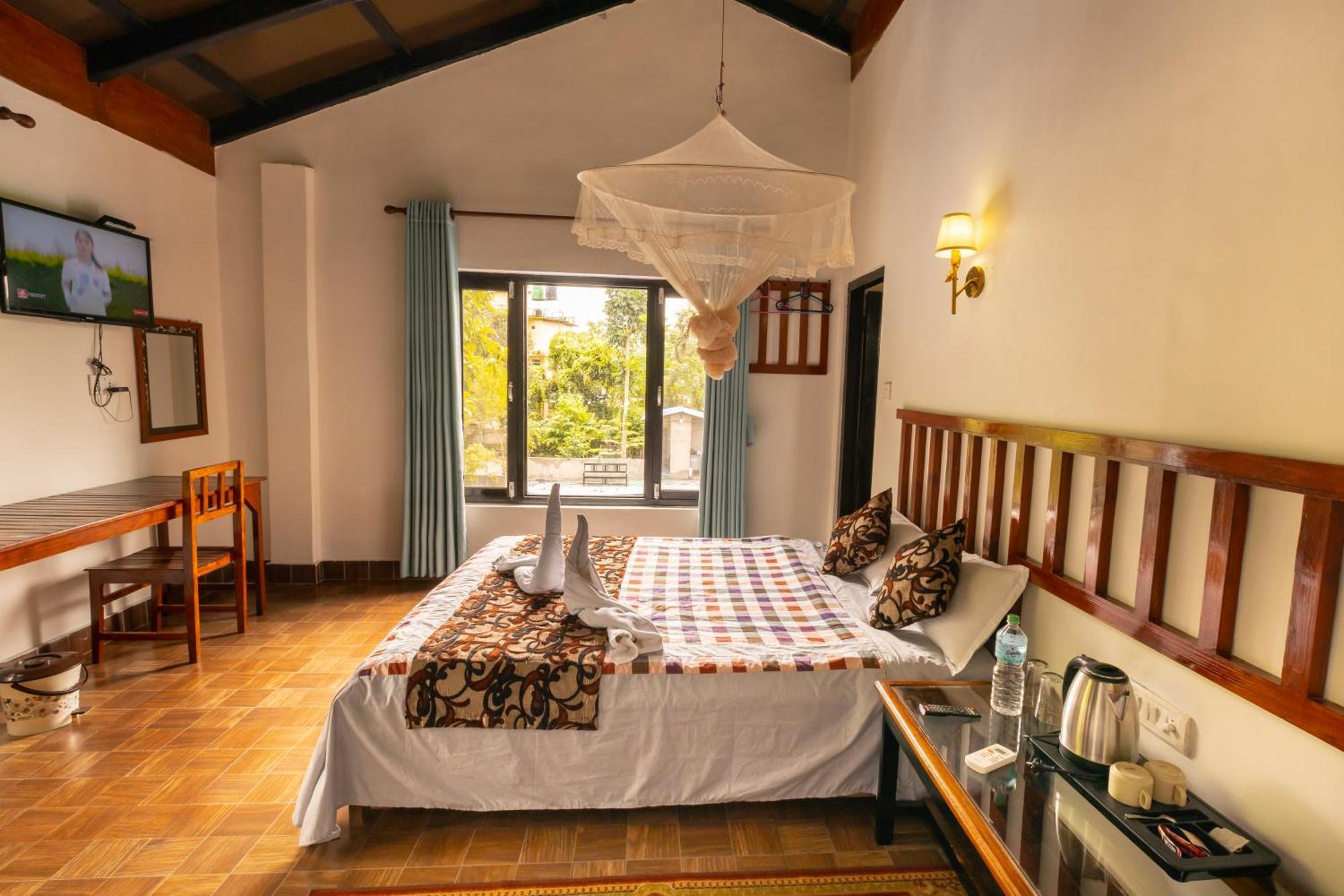 Hotel Parkside & Swimming Pool-Between Greenery And Azure ,Your Perfect Retreat Chitwan Exteriör bild