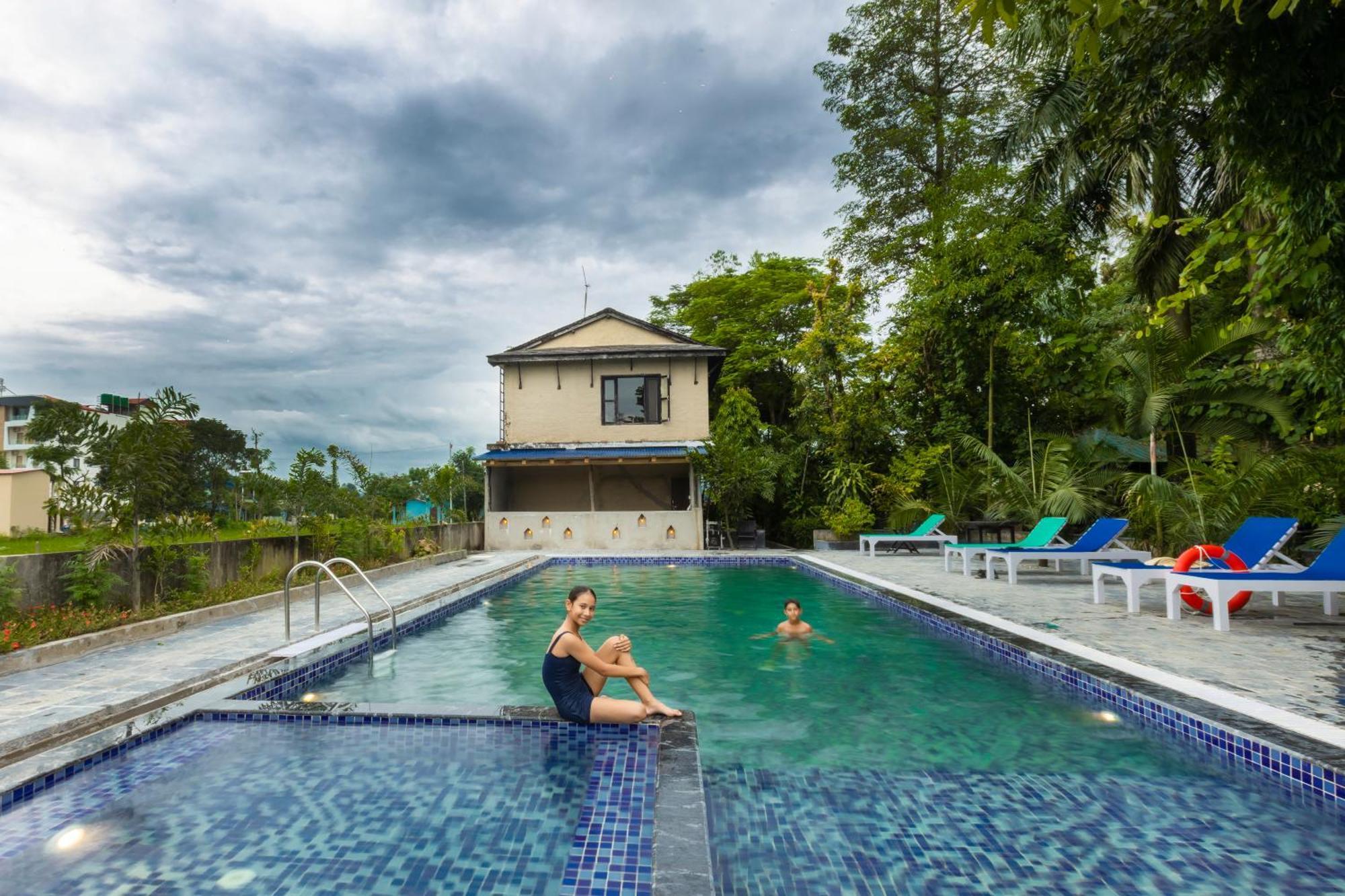Hotel Parkside & Swimming Pool-Between Greenery And Azure ,Your Perfect Retreat Chitwan Exteriör bild