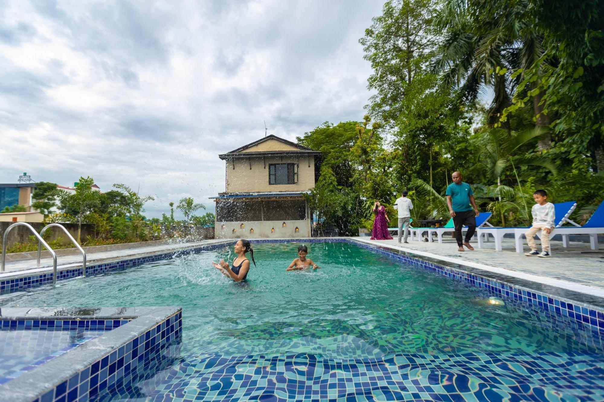 Hotel Parkside & Swimming Pool-Between Greenery And Azure ,Your Perfect Retreat Chitwan Exteriör bild