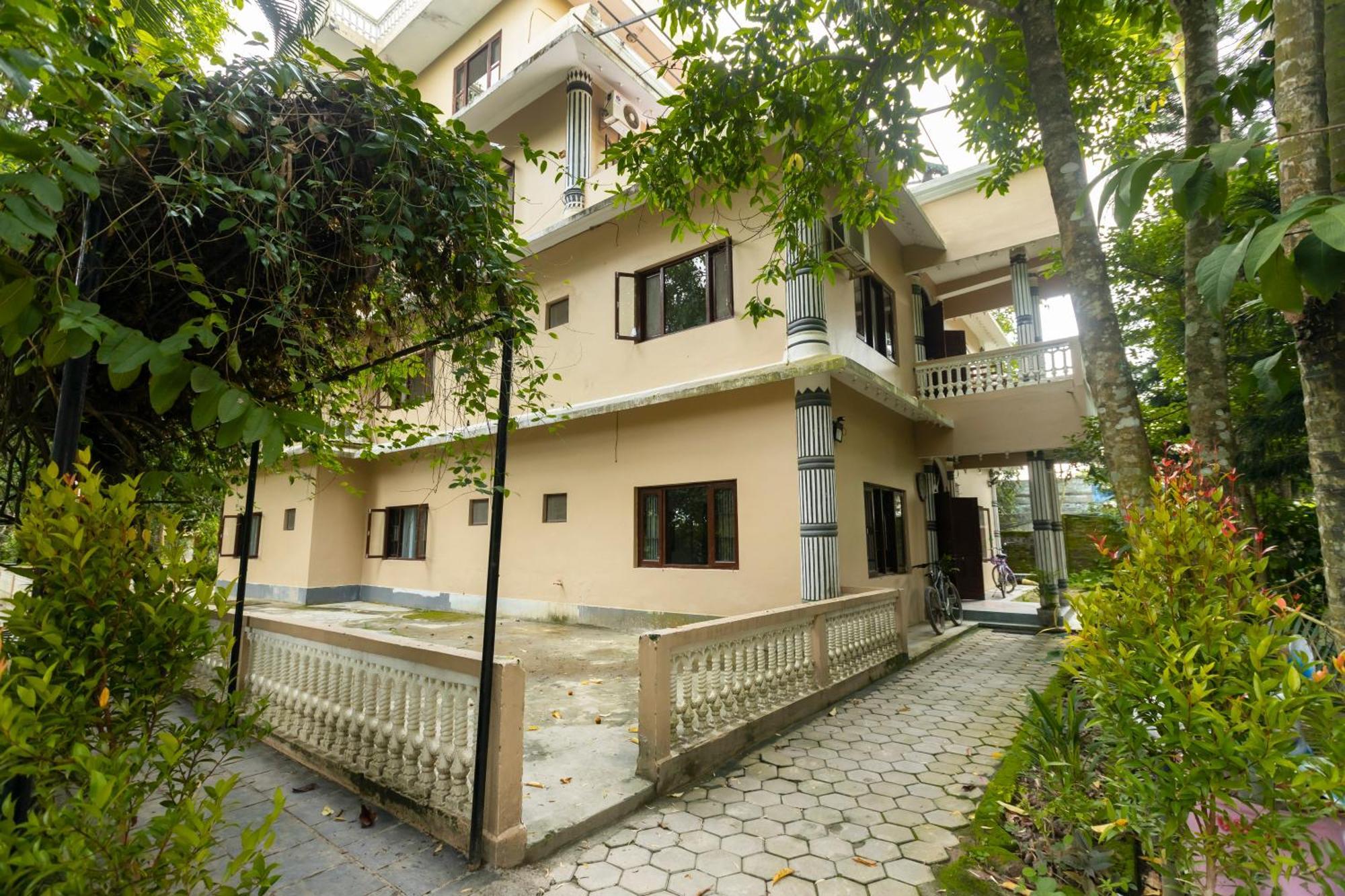 Hotel Parkside & Swimming Pool-Between Greenery And Azure ,Your Perfect Retreat Chitwan Exteriör bild