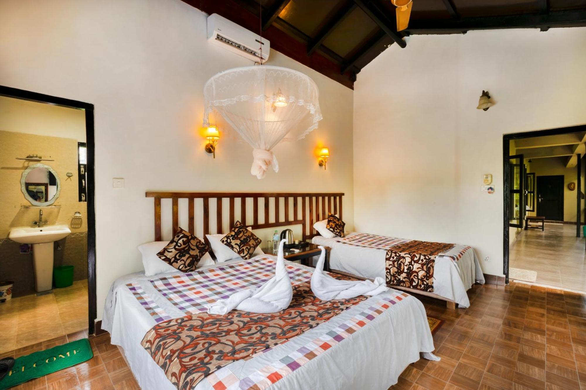 Hotel Parkside & Swimming Pool-Between Greenery And Azure ,Your Perfect Retreat Chitwan Exteriör bild