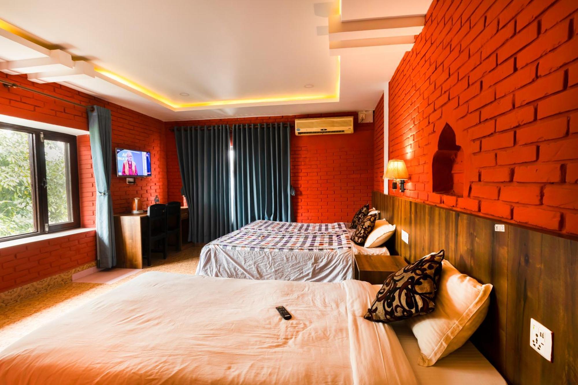 Hotel Parkside & Swimming Pool-Between Greenery And Azure ,Your Perfect Retreat Chitwan Exteriör bild