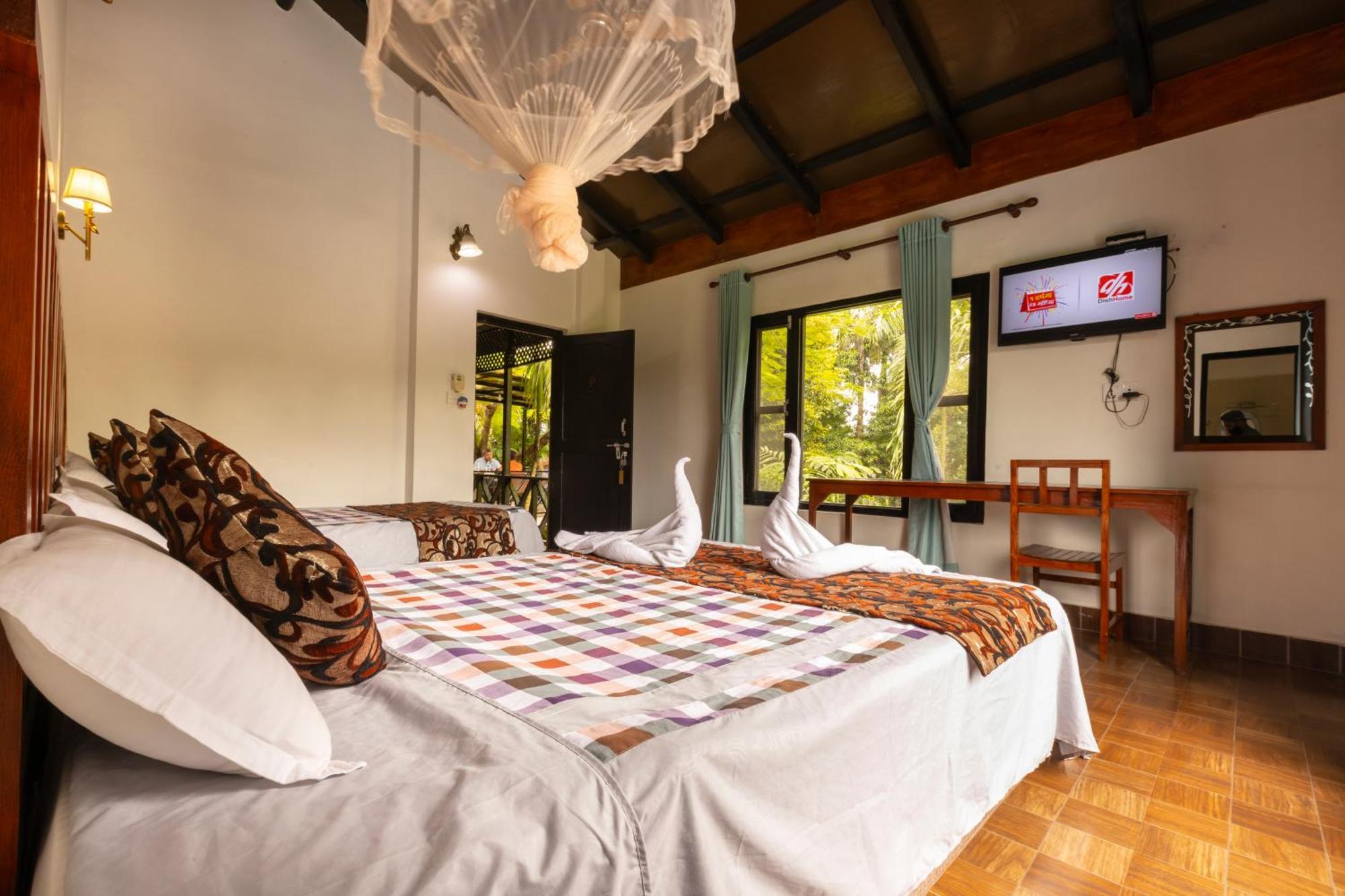 Hotel Parkside & Swimming Pool-Between Greenery And Azure ,Your Perfect Retreat Chitwan Exteriör bild