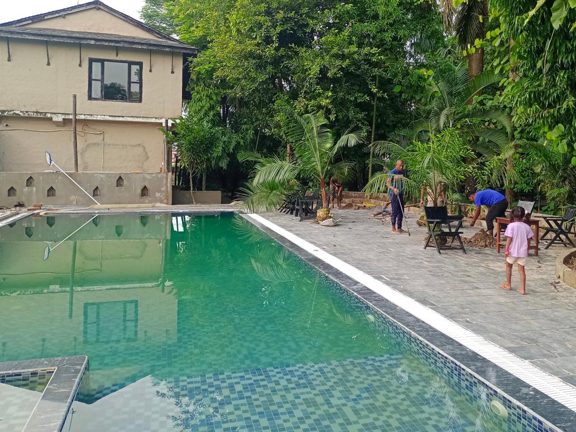 Hotel Parkside & Swimming Pool-Between Greenery And Azure ,Your Perfect Retreat Chitwan Exteriör bild