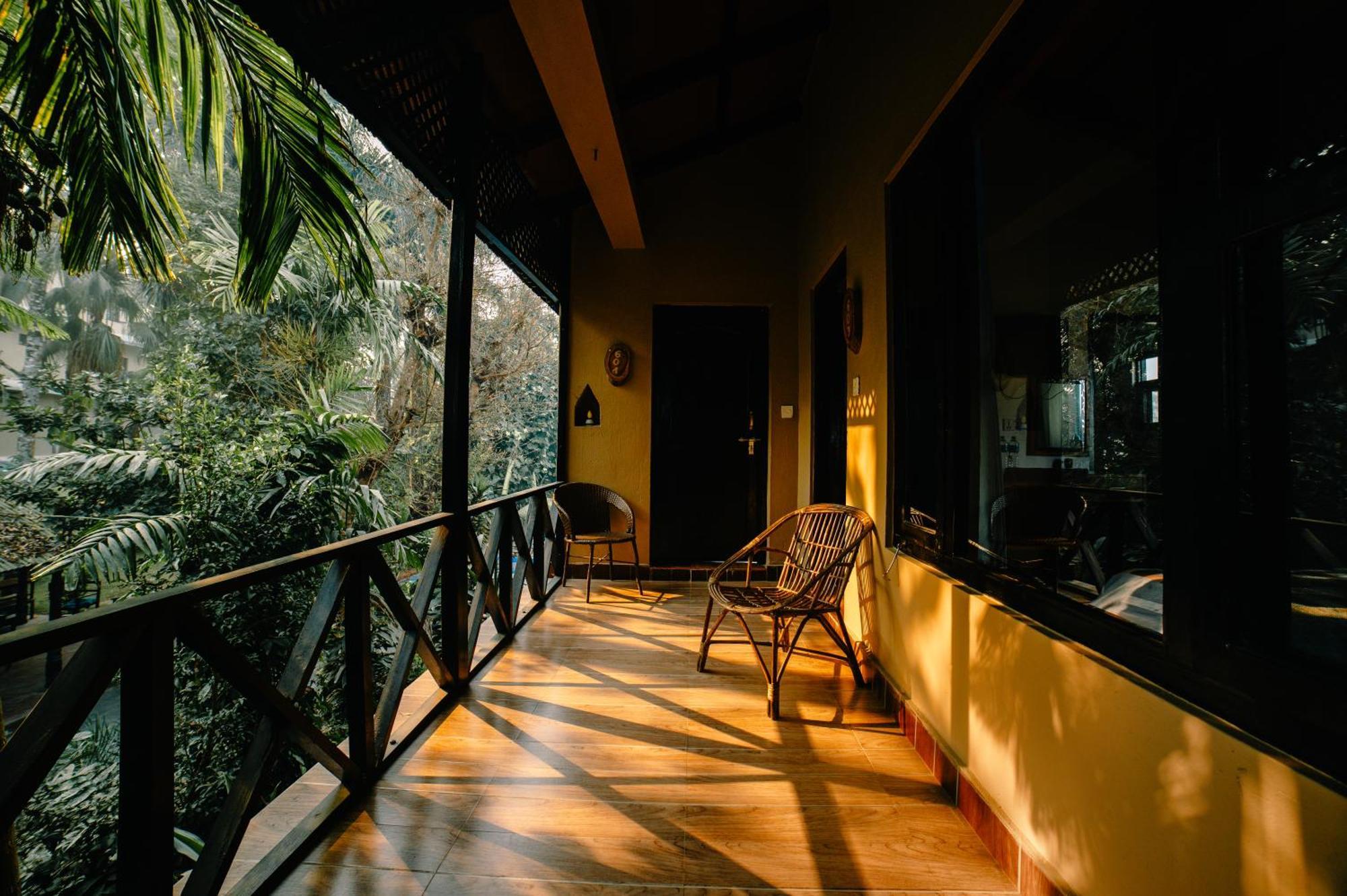 Hotel Parkside & Swimming Pool-Between Greenery And Azure ,Your Perfect Retreat Chitwan Exteriör bild