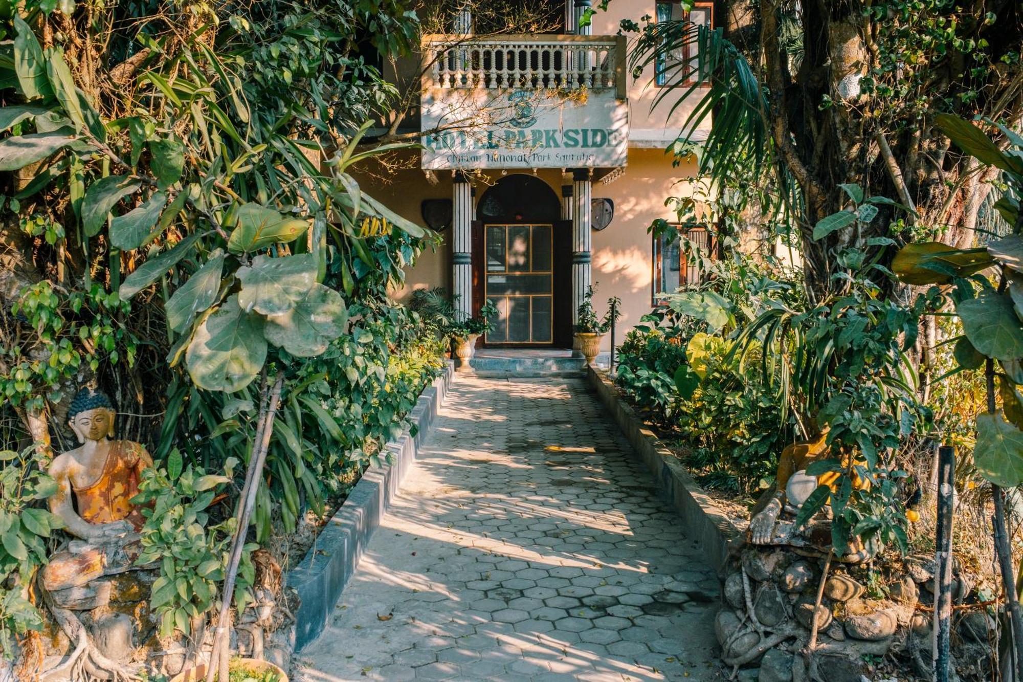 Hotel Parkside & Swimming Pool-Between Greenery And Azure ,Your Perfect Retreat Chitwan Exteriör bild