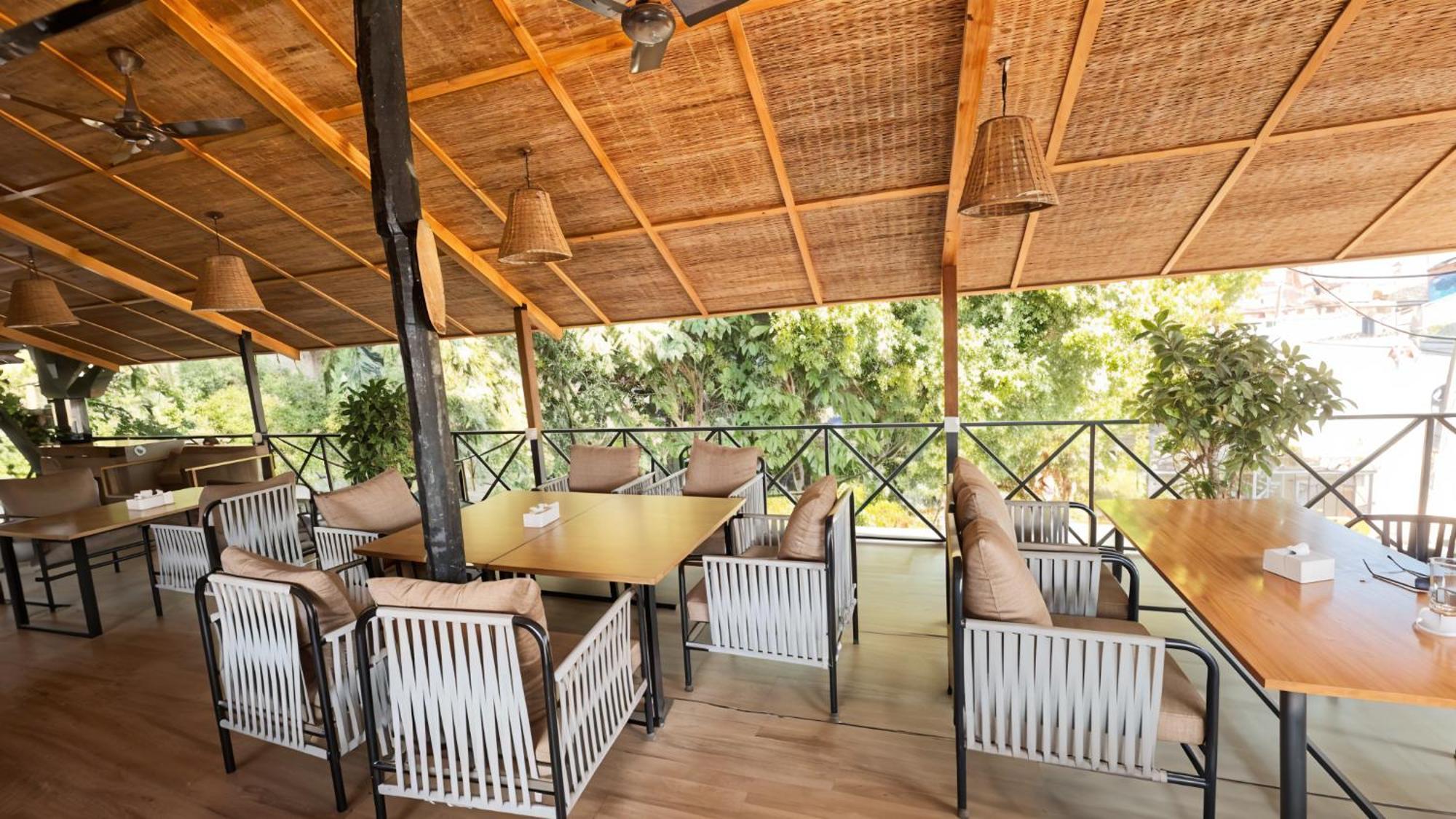 Hotel Parkside & Swimming Pool-Between Greenery And Azure ,Your Perfect Retreat Chitwan Exteriör bild
